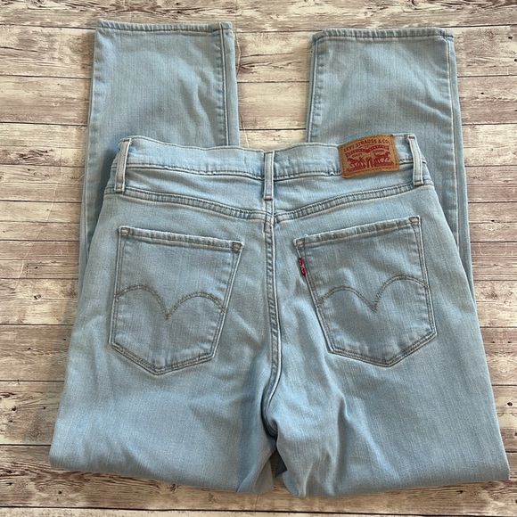 Levi’s 724 High Rise Straight Crop Leg Light Wash Ripped Knees Jeans - Picture 5 of 11